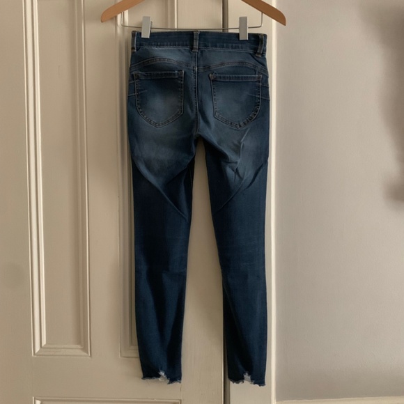 Candies Junior Girls Sculpting Dark Stretch Skinny Jean with Distressed Pant 26W - Picture 2 of 3